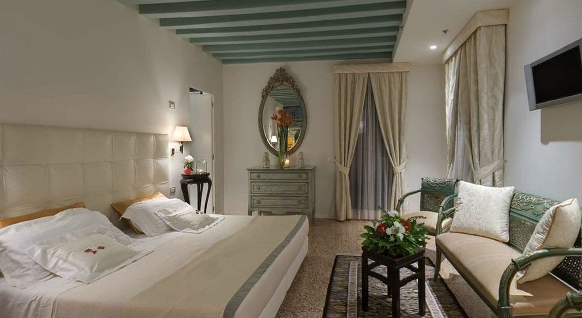 DELUXE, DOUBLE OR TWIN BED