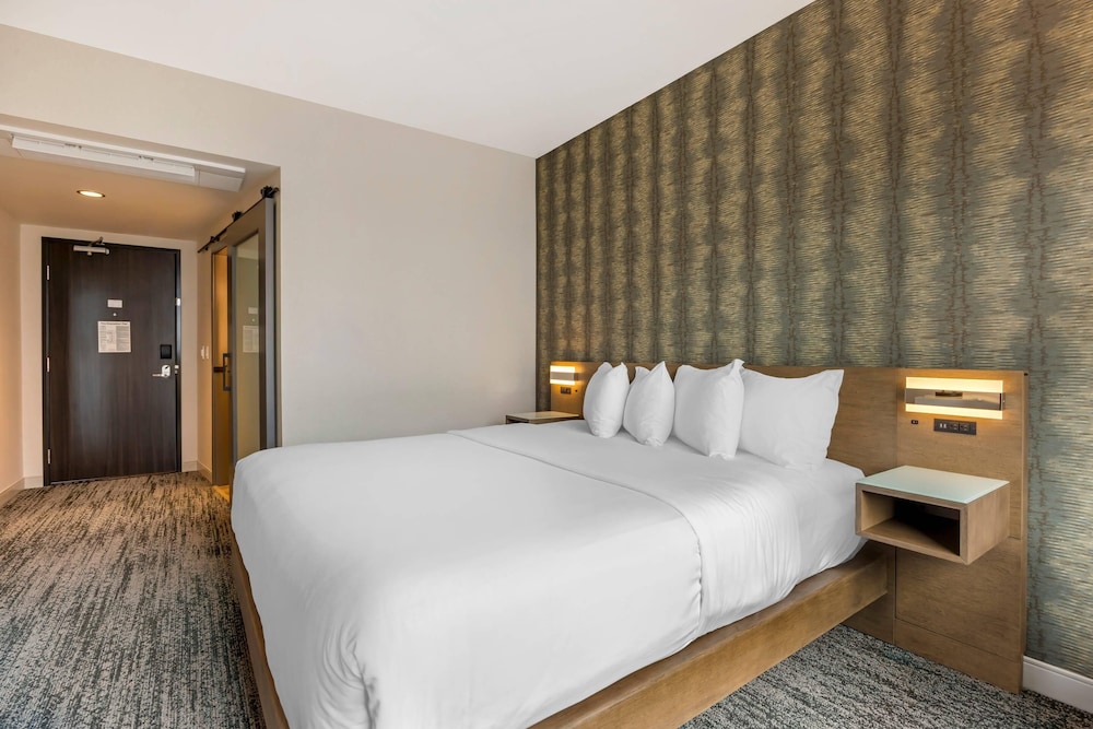 ROOM, KING BED