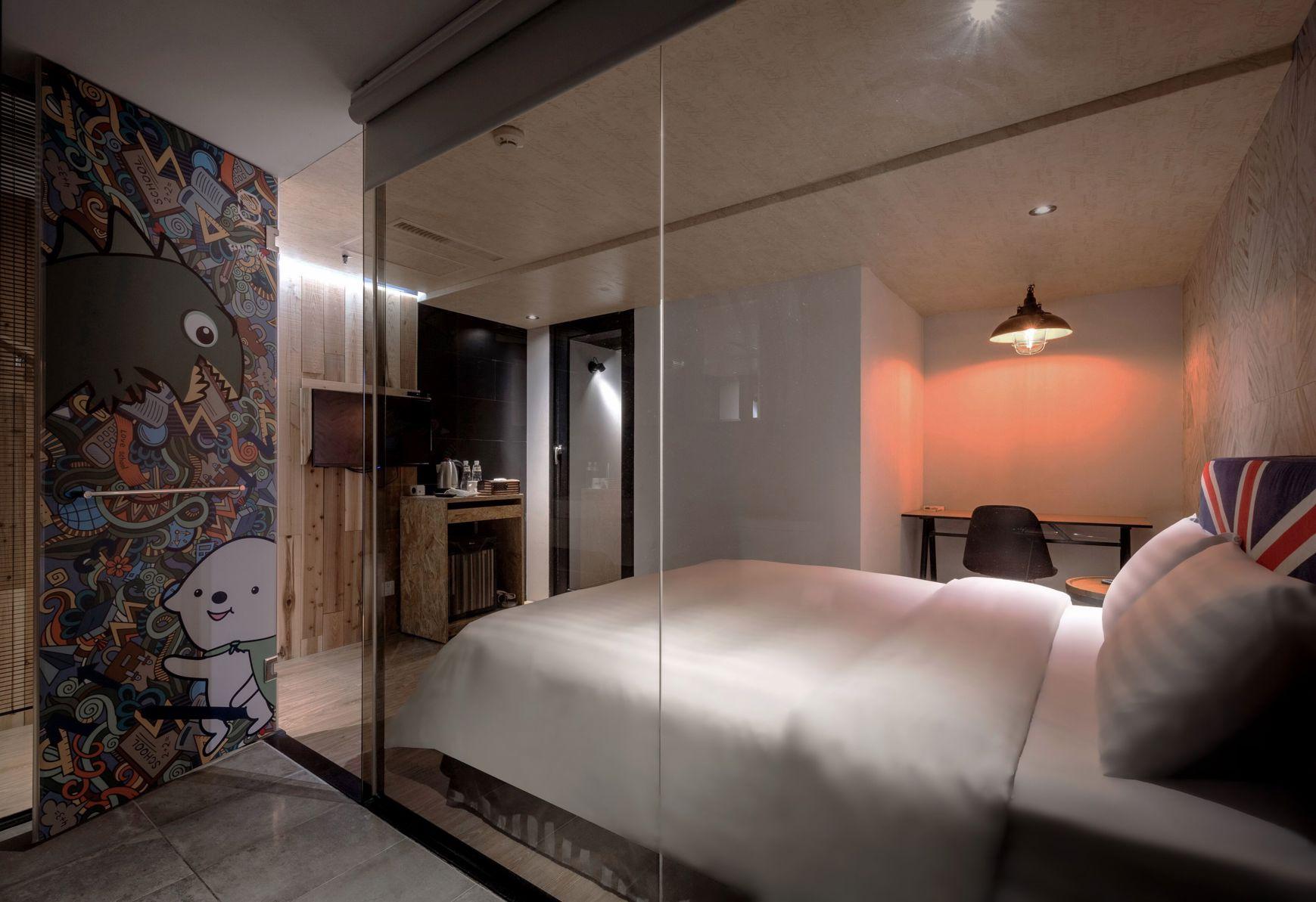 Inner, King Bed, No Window