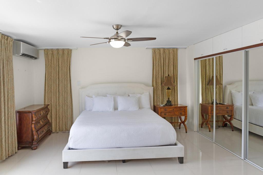 Efficiency, Suite, 1 Queen and 2 King Beds
