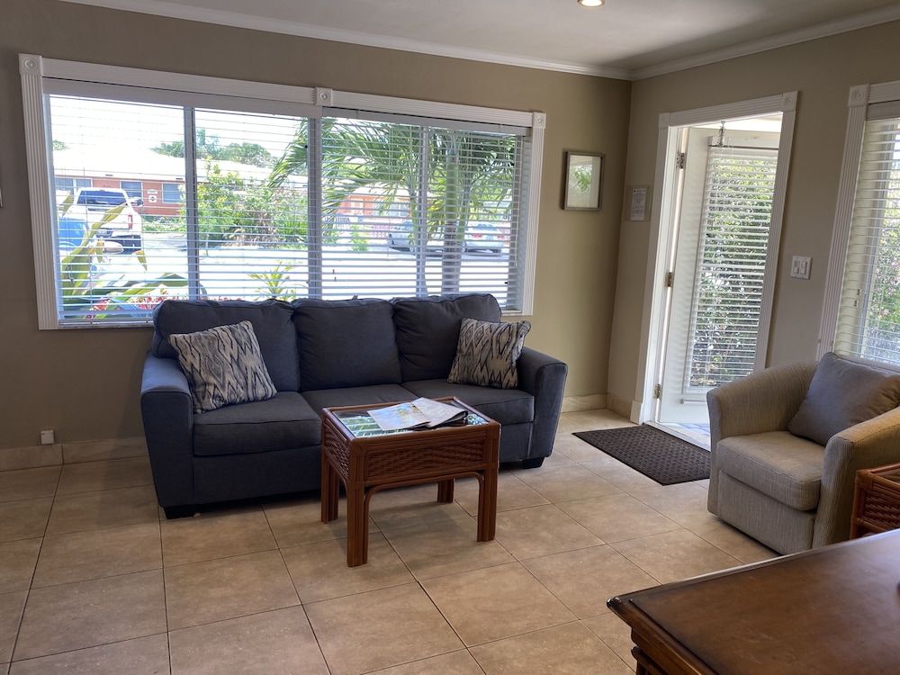 Casitas Coral Ridge formerly Estoril Paradise Inn 28/50