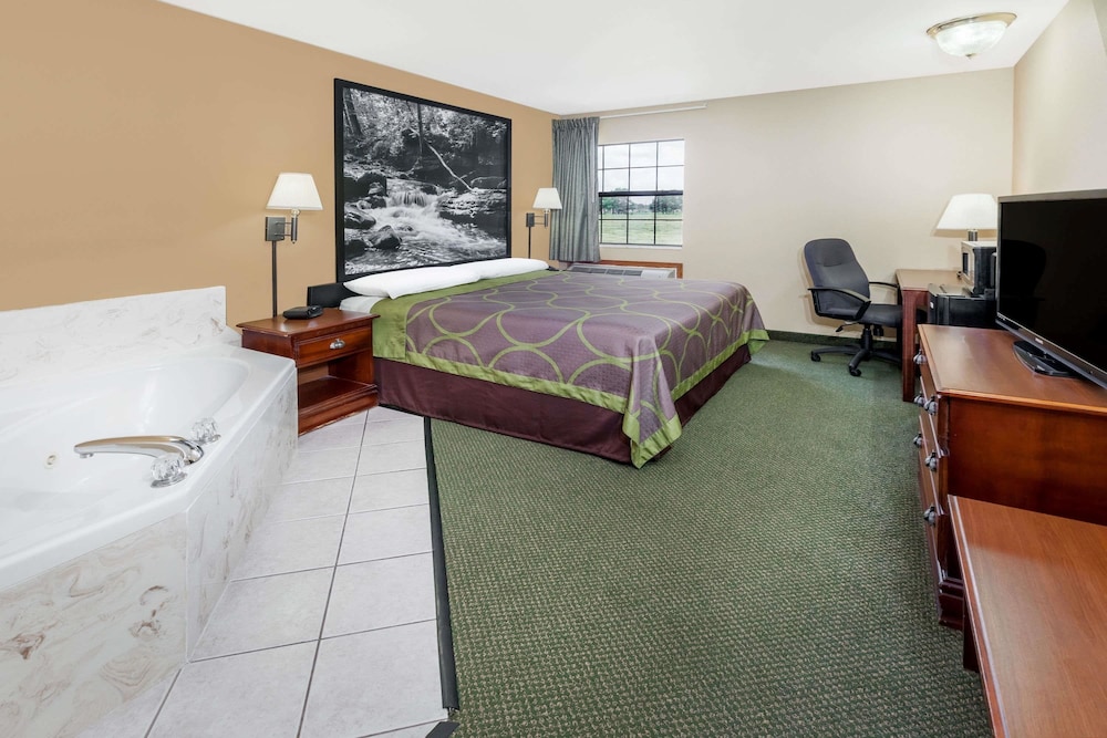 Super 8 by Wyndham Pine Bluff 8/22