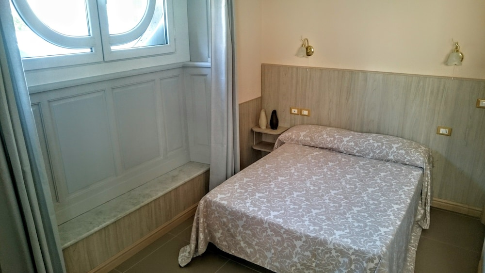 ROOM, SINGLE, DOUBLE BED