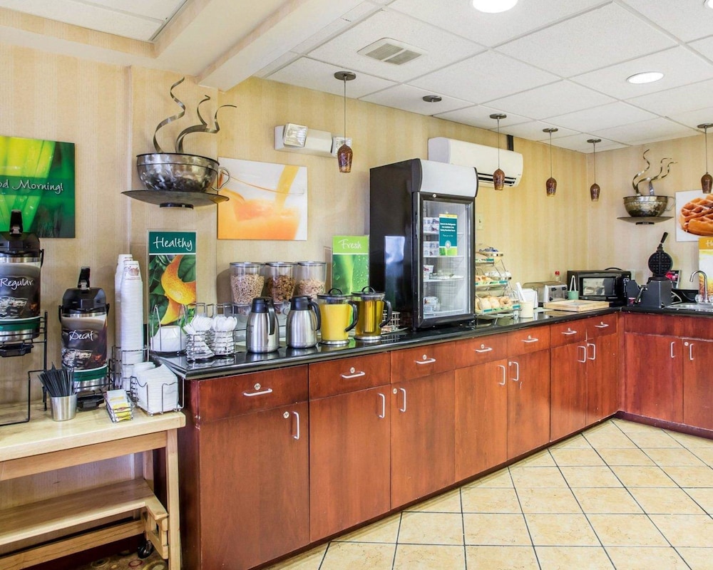 HIBISCUS Inn & Suites 39/43