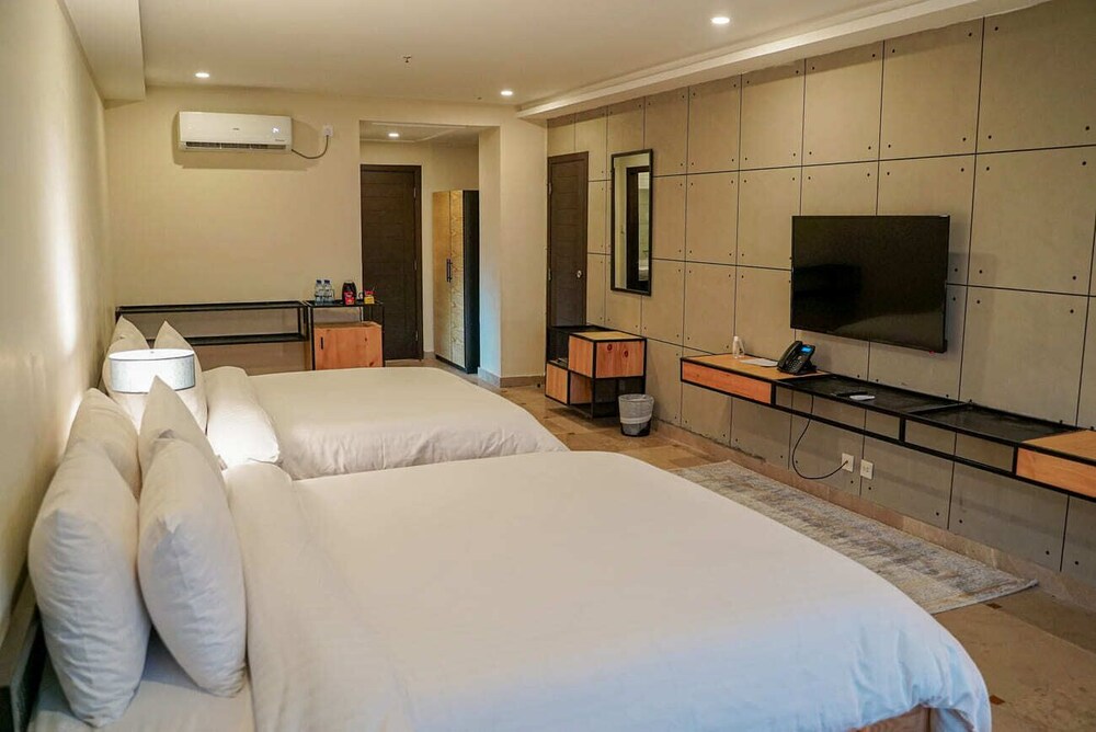 Roomy Signature Hotel 31/40