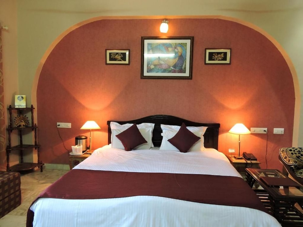 HOTEL MEENAKSHI 8/48