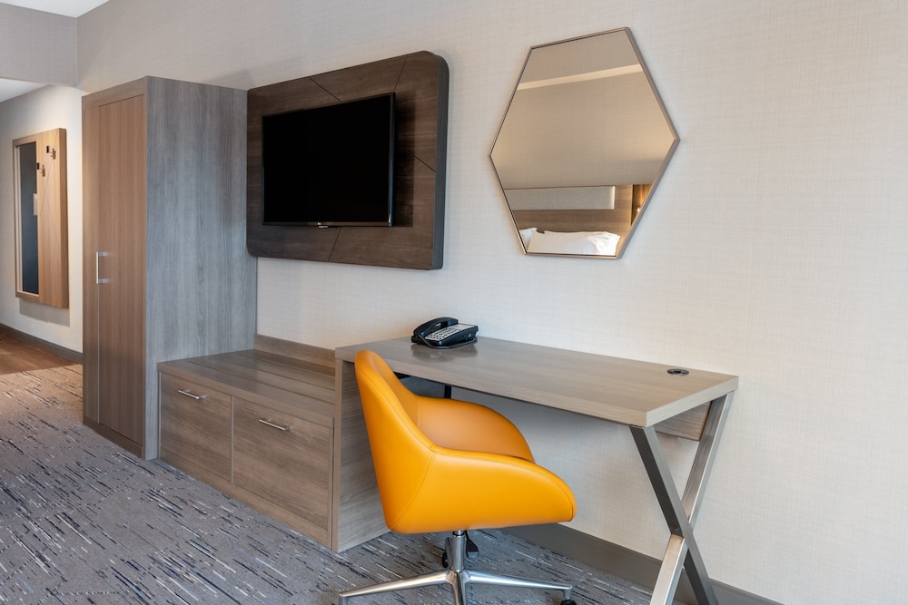 Holiday Inn Express Suites Vaughan 67/78