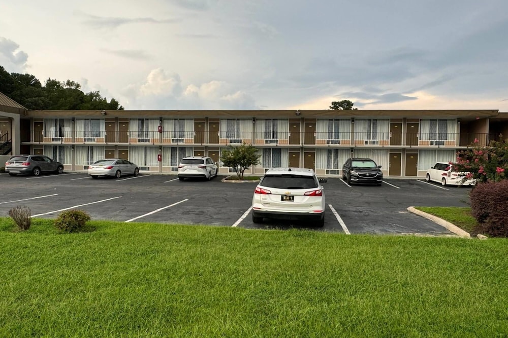 Days Inn by Wyndham Goldsboro 38/53