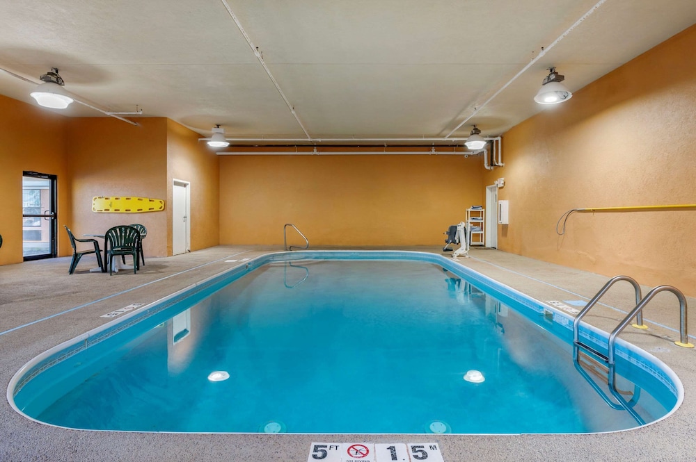 Comfort Inn & Suites Cincinnati Eastgate 25/40