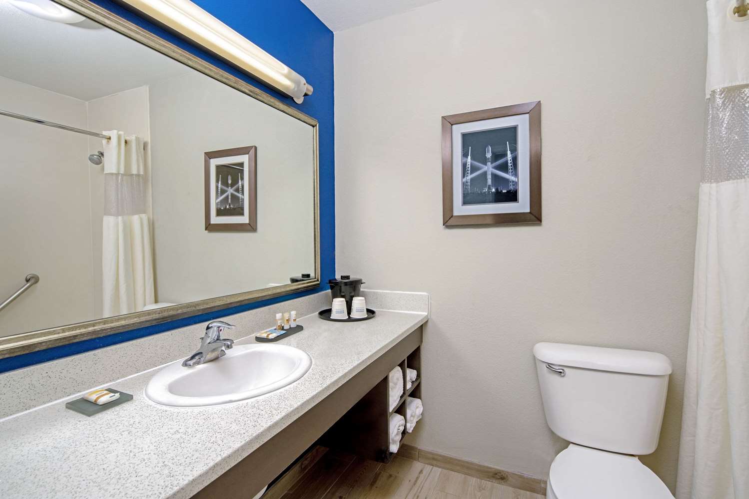 La Quinta Inn & Suites by Wyndham Brownsville North 25/27