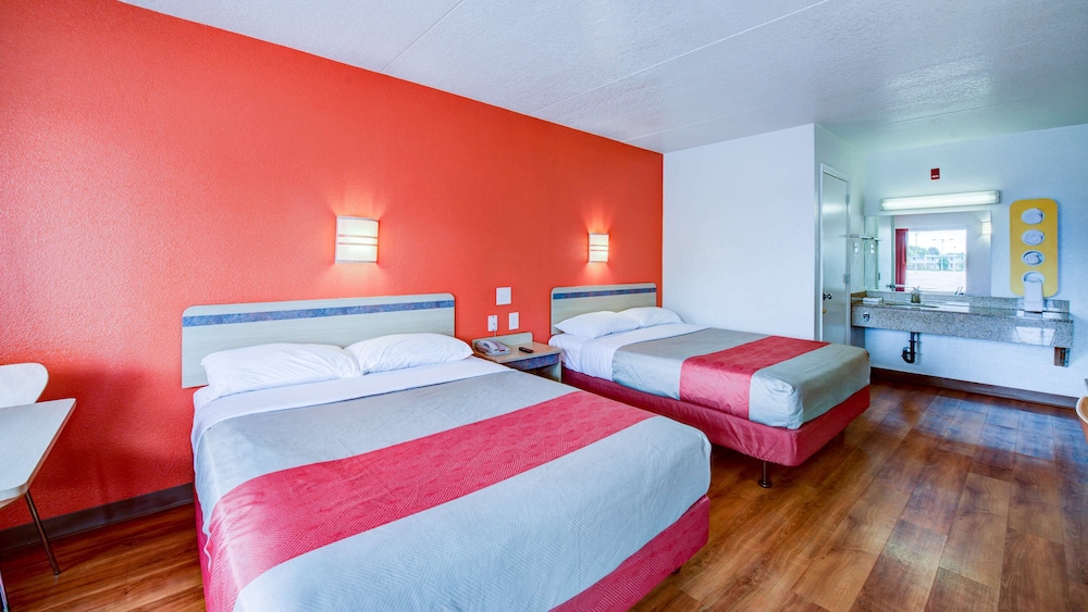 Travelodge by Wyndham Norfolk Airport 23/48