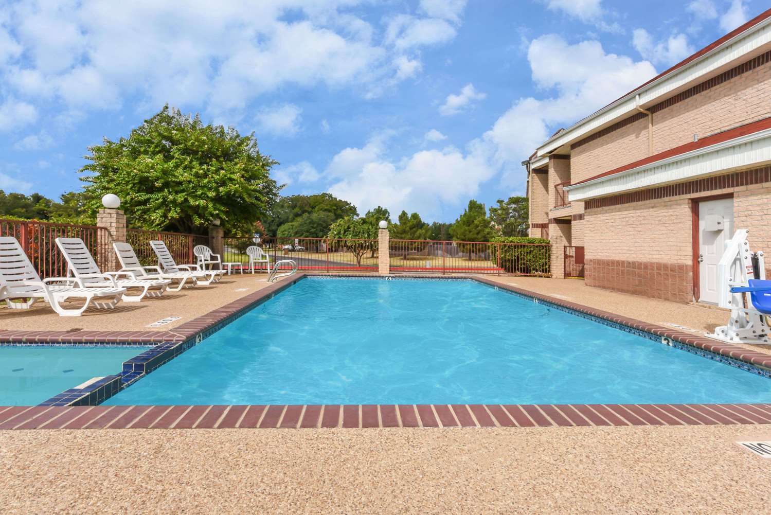 Days Inn By Wyndham Granbury 46/49