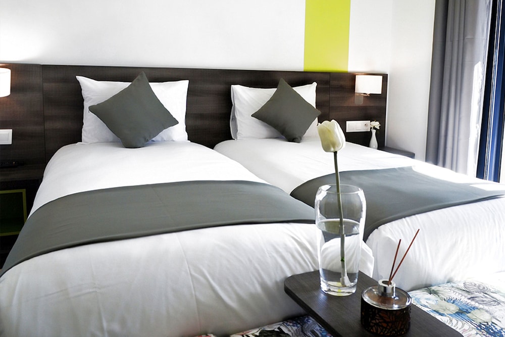 WAZO HOTEL 27/63