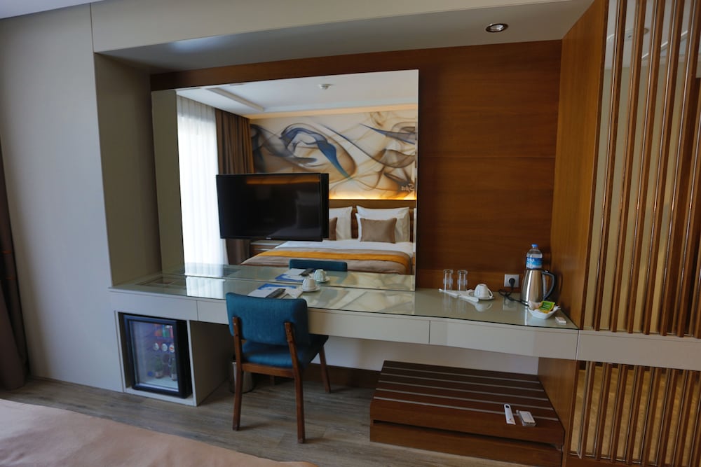 B Business Hotel & Spa 49/53