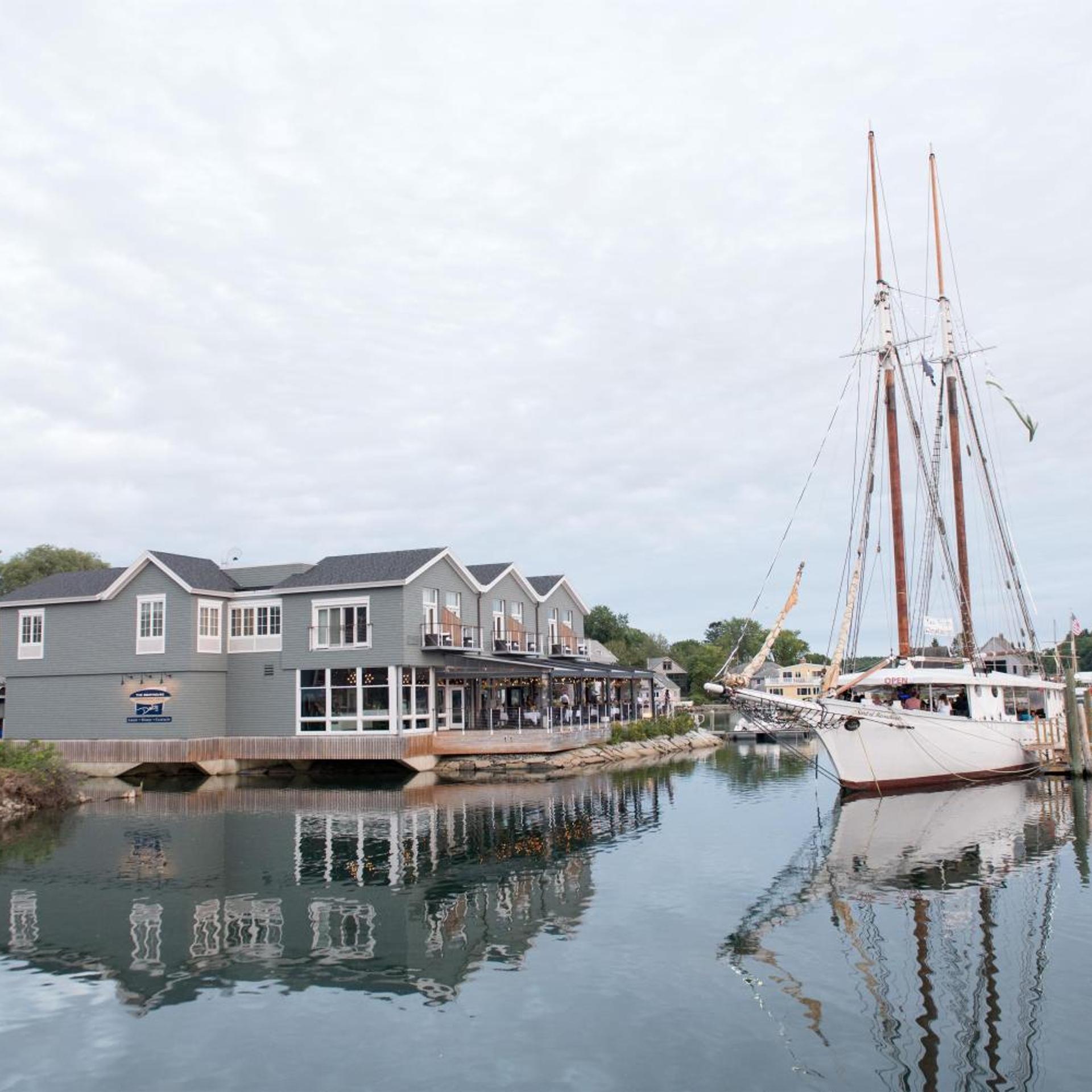 The Boathouse Waterfront Hotel 49/55
