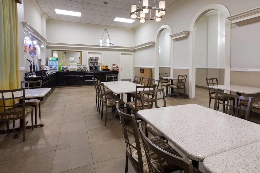 Days Inn & Suites by Wyndham Festus 42/60