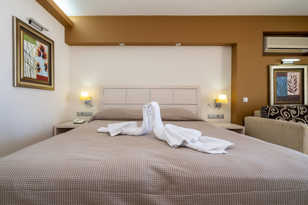 Kamari Plus Hotel 15/49