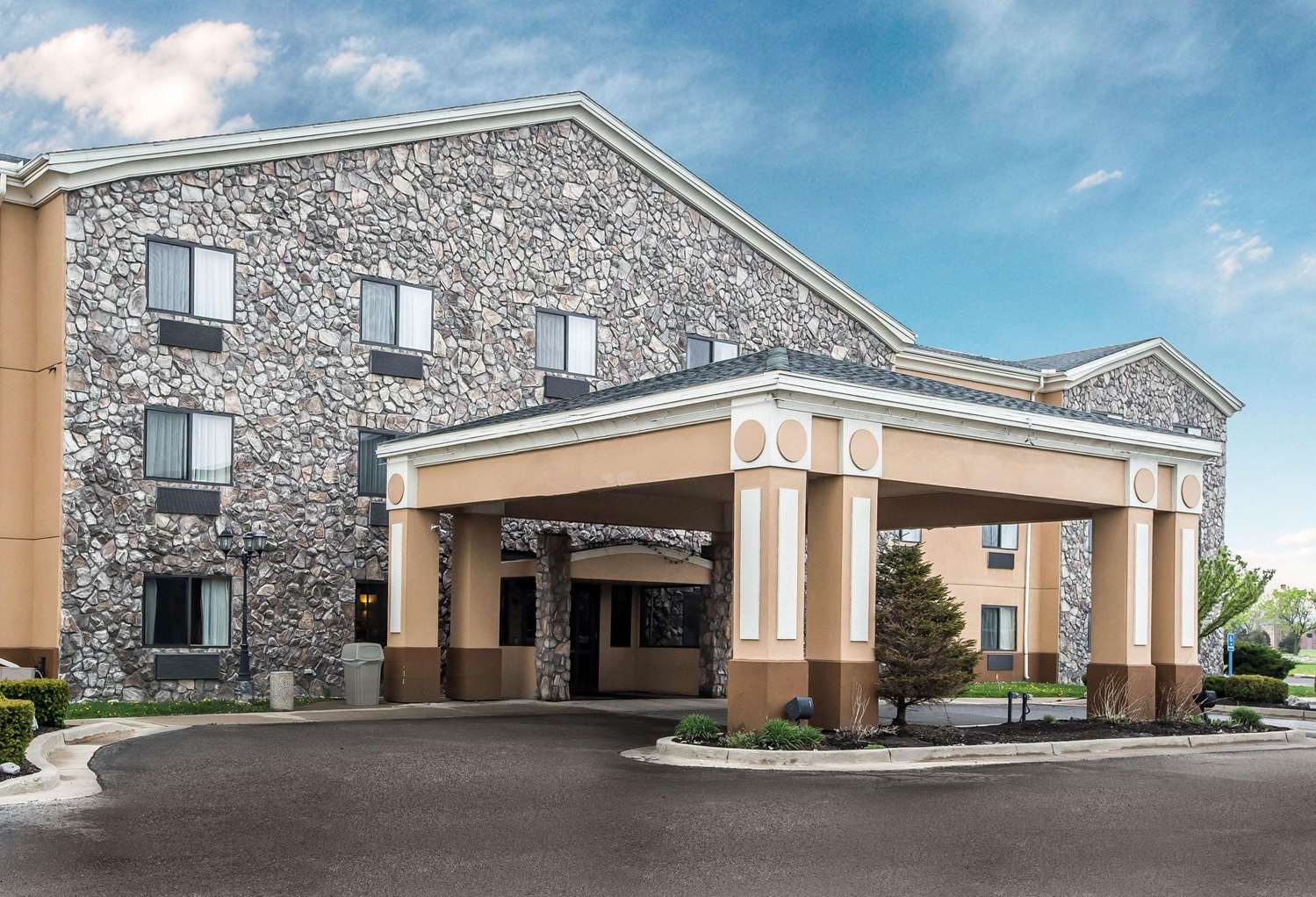 Econo Lodge Inn & Suites Monroe, MI 2/36