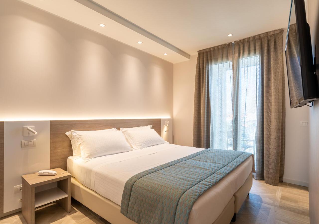 DELUXE, DOUBLE OR TWIN BED