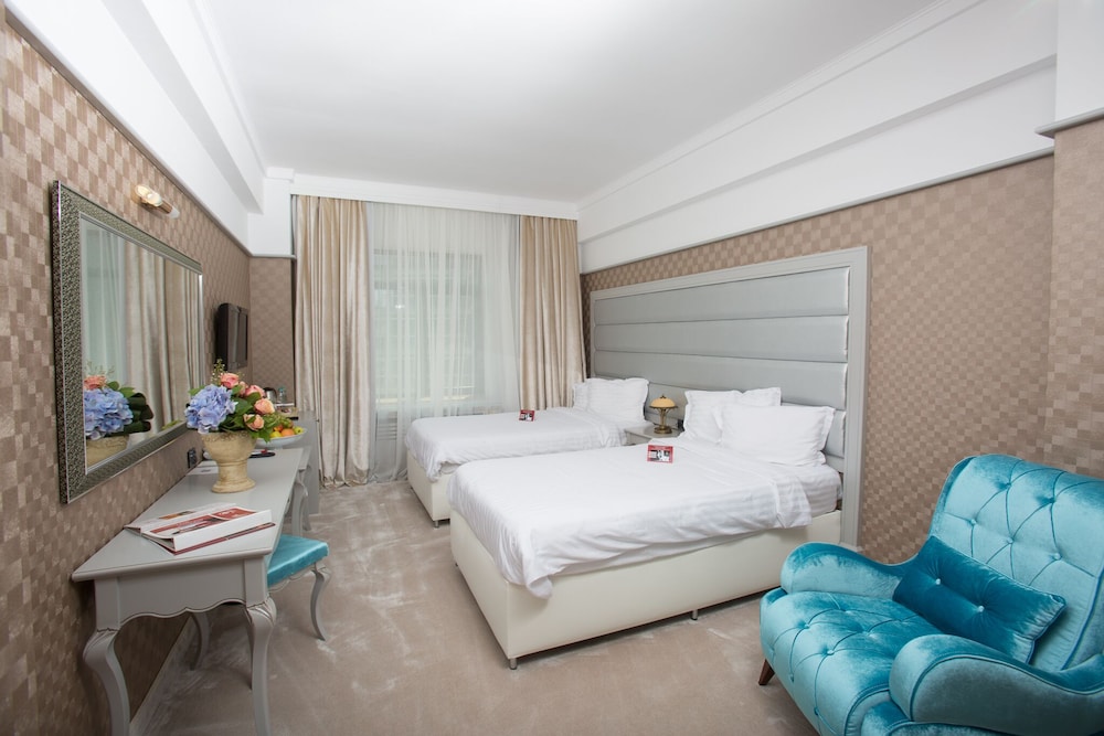 Phoenicia Grand Hotel 32/74
