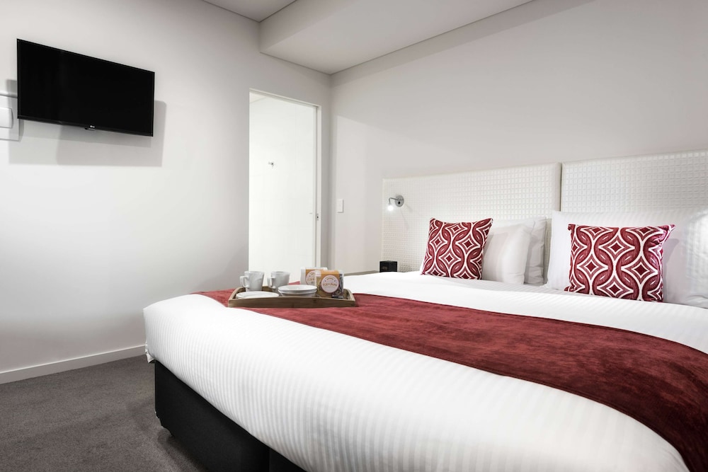 1 BEDROOM, BUSINESS