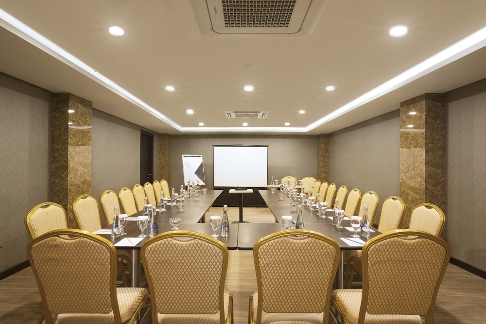 Verse Lite Hotel Gajah Mada 56/67
