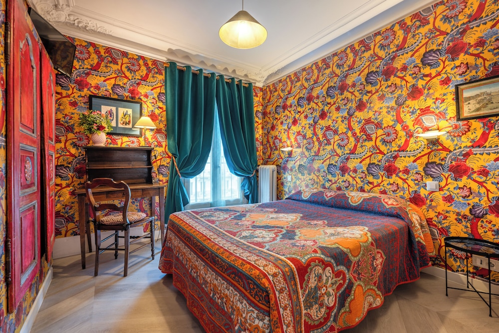 ROOM, DOUBLE OR TWIN BED