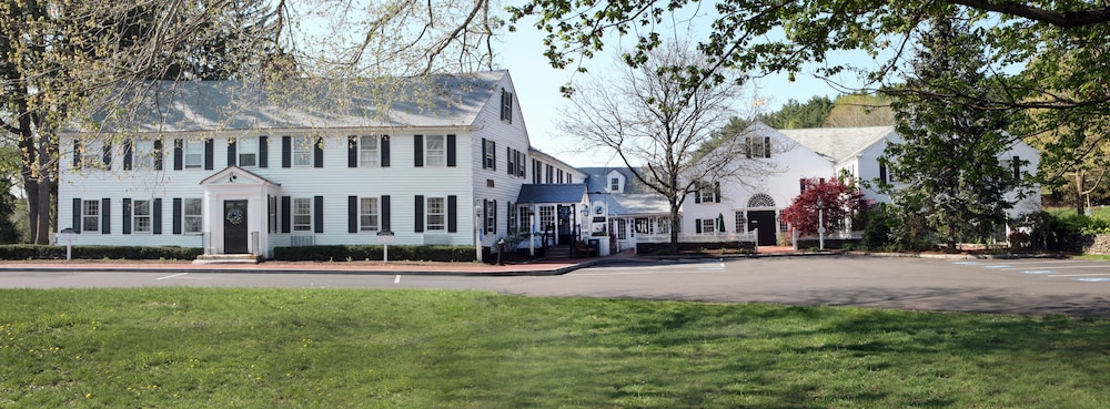 Publick House Historic Inn And Country Motor Lodge 44/49