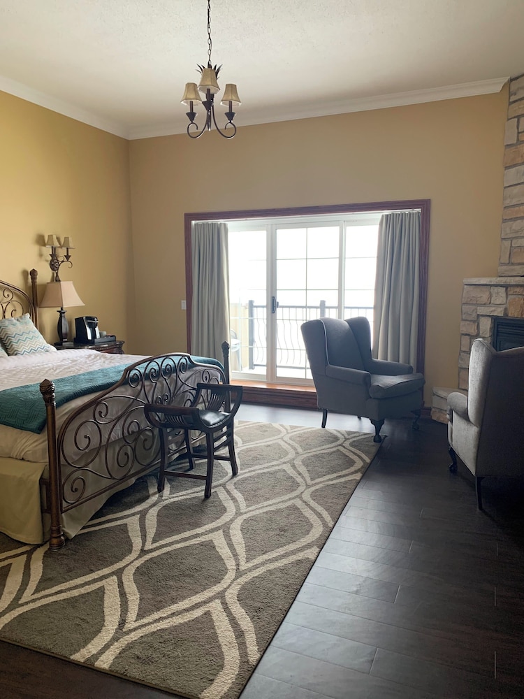 غرفة قياسية بسرير كينج بإطلالة على البحيرة بشرفة، Christies Mill Waterfront Resort and Spa 9/10