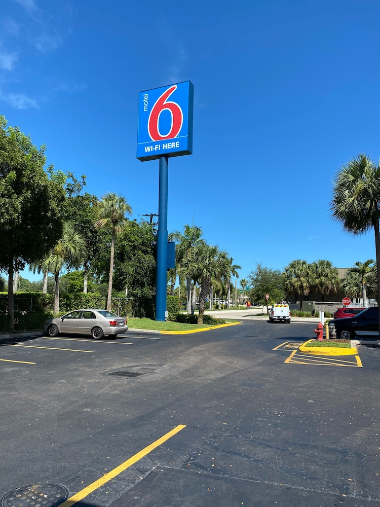 Motel6 Lantana/West Palm Beach, FL 45/60