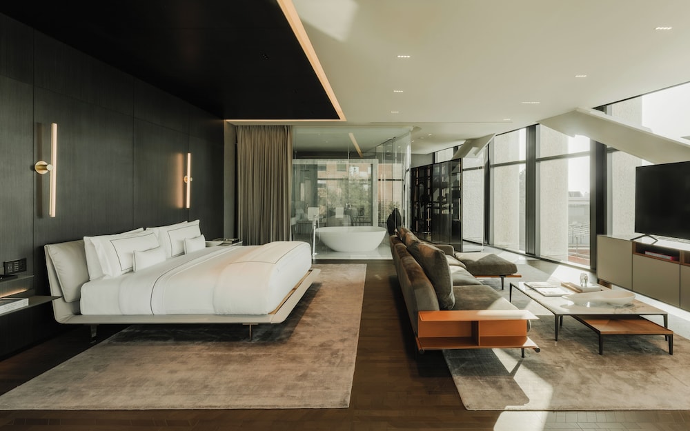 Ambassador, Suite, King Bed