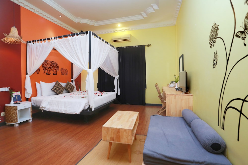 DELUXE, DOUBLE OR TWIN BED