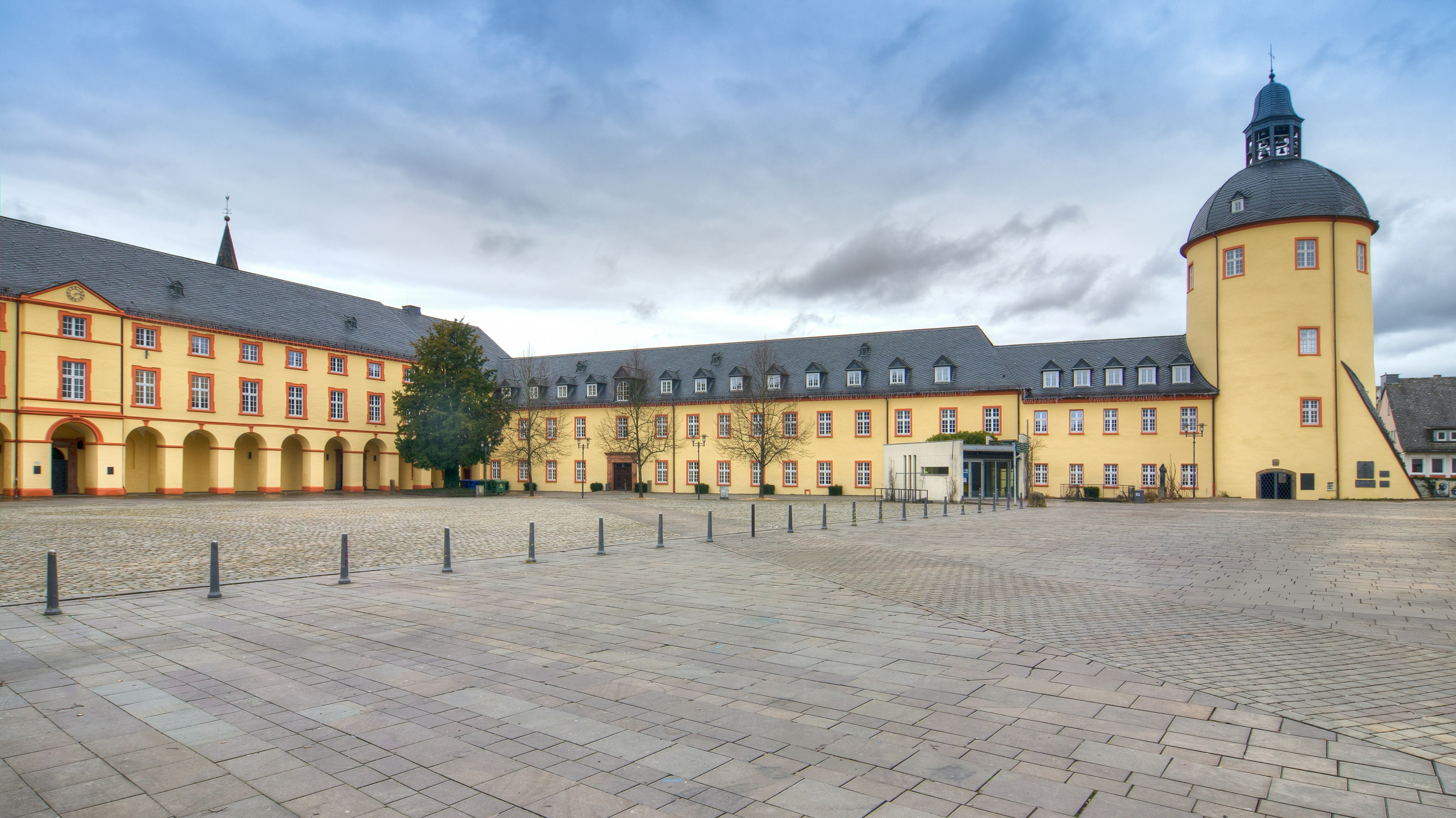 HOLIDAY INN EXPRESS SIEGEN 76/79
