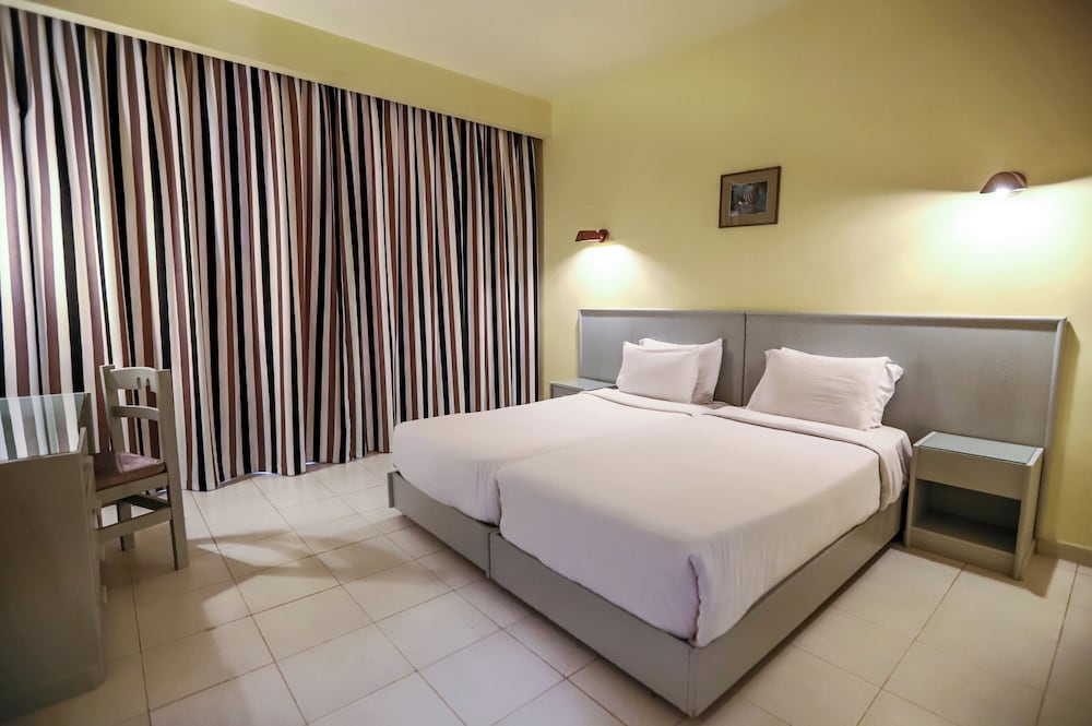2 BEDROOMS, APARTMENT, PARTIAL SEA VIEW