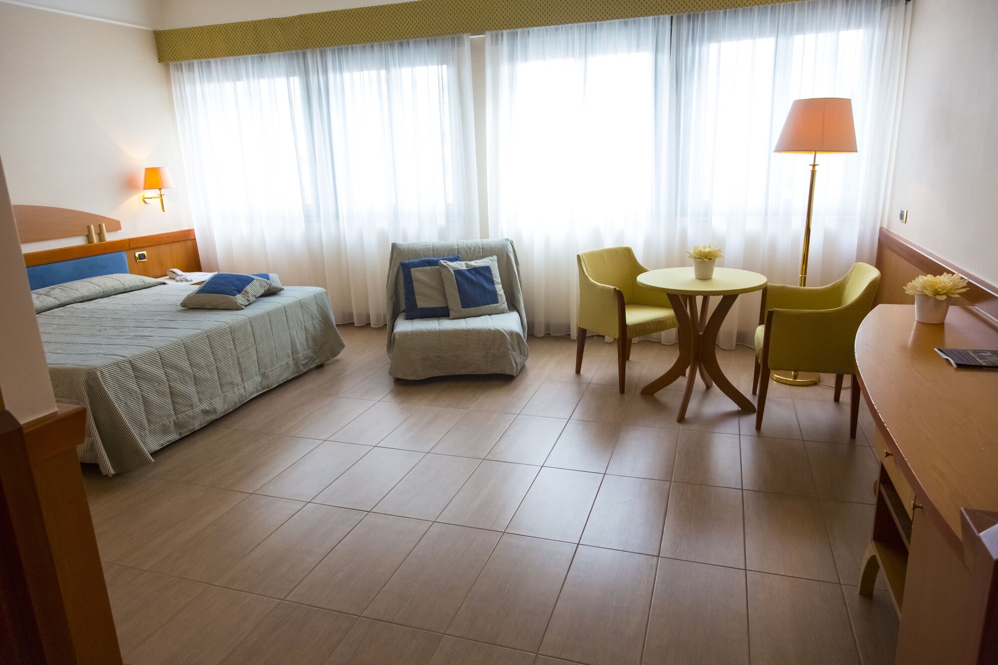 ROOM, DOUBLE BED