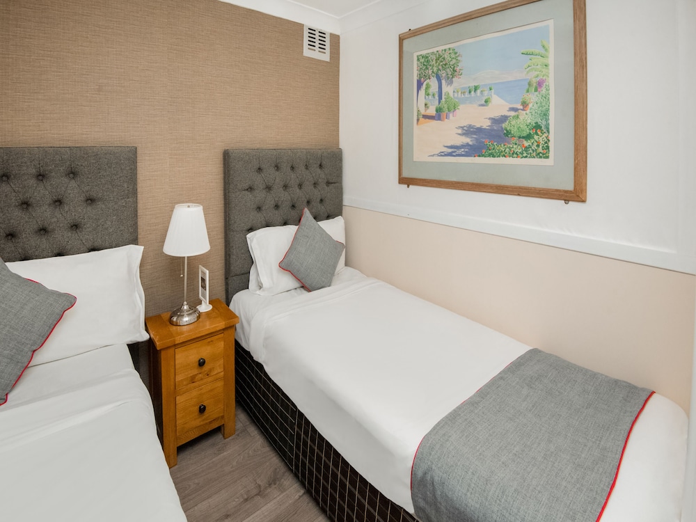 Huttons Hotel, Victoria London 40/63