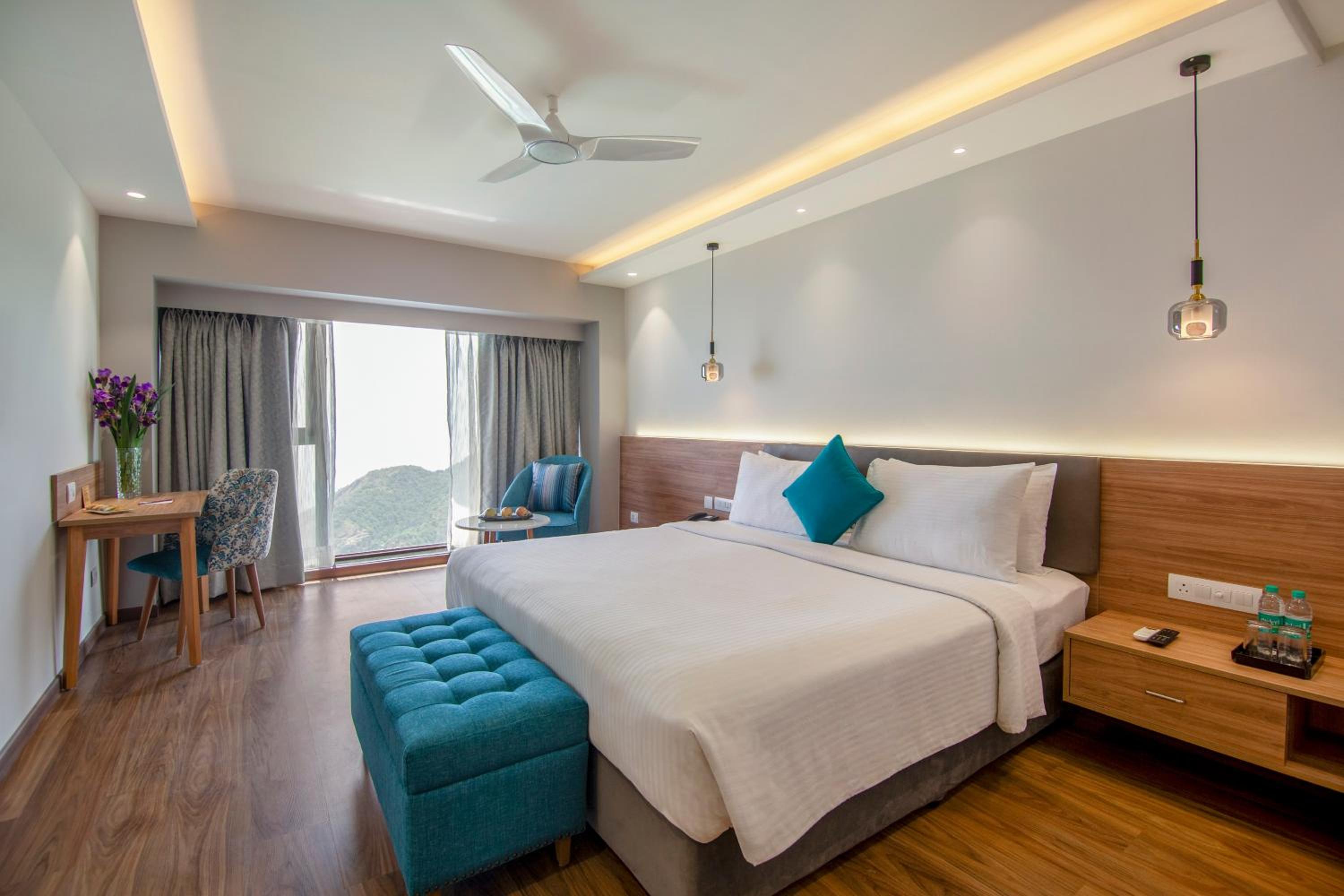 Classic, King Bed, Valley View