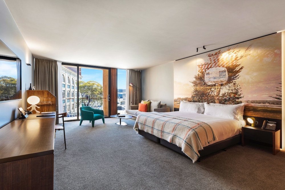 SUPERIOR, KING BED, ACCESSIBLE