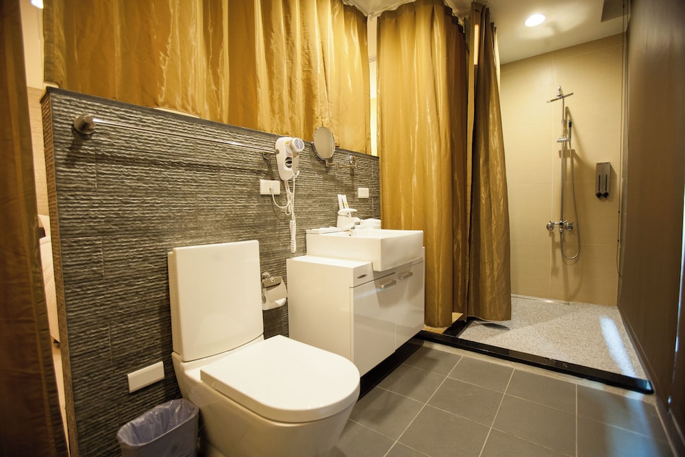 823-Tourist Hotel 60/64