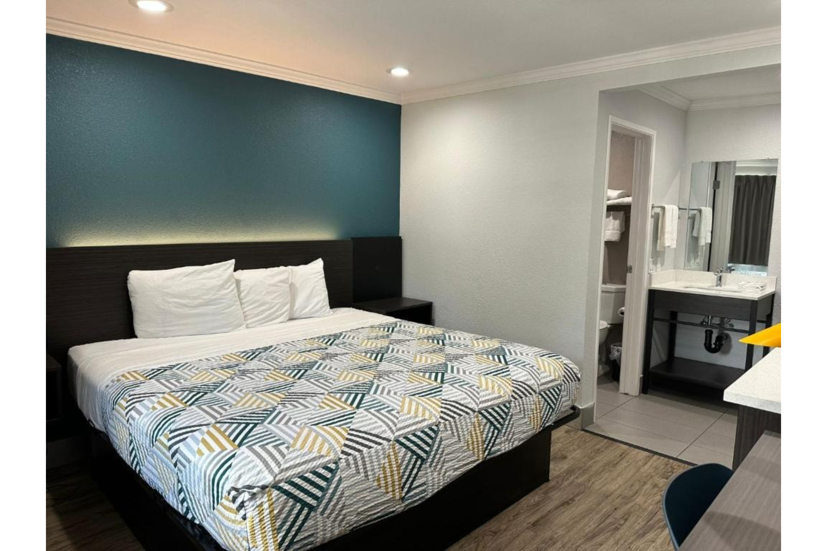 1 King Bed Non-Smoking, Micfridge