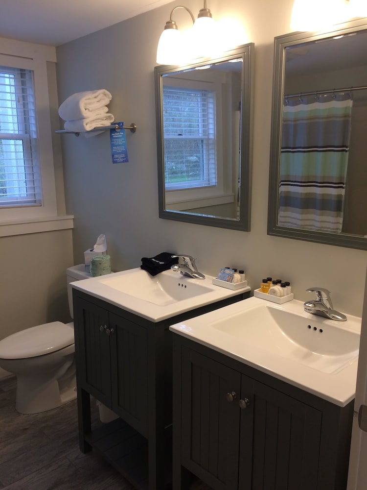 Glen Cove Inn and Suites 48/50