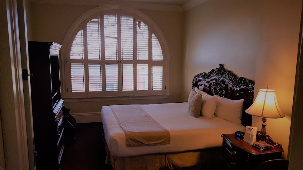 Monterey Hotel 43/68