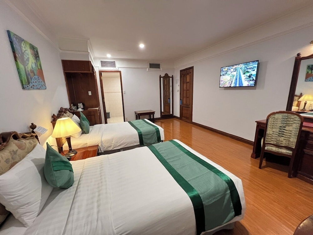 Superior, Twin Beds, No Window