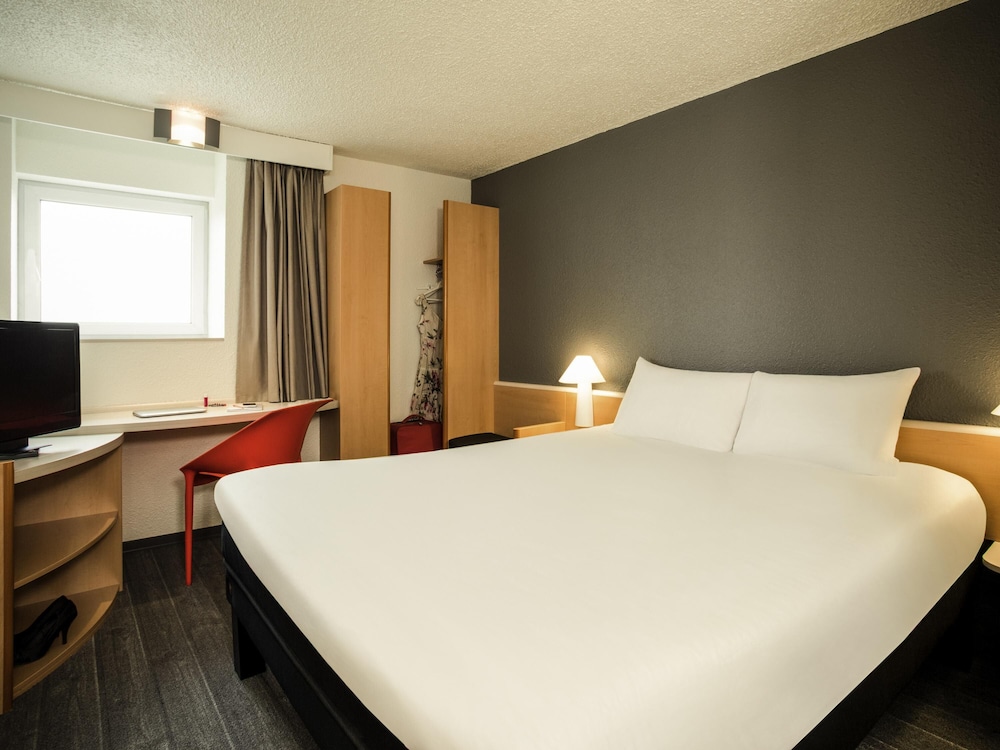 Ibis Orly Chevilly Tram 7 17/49