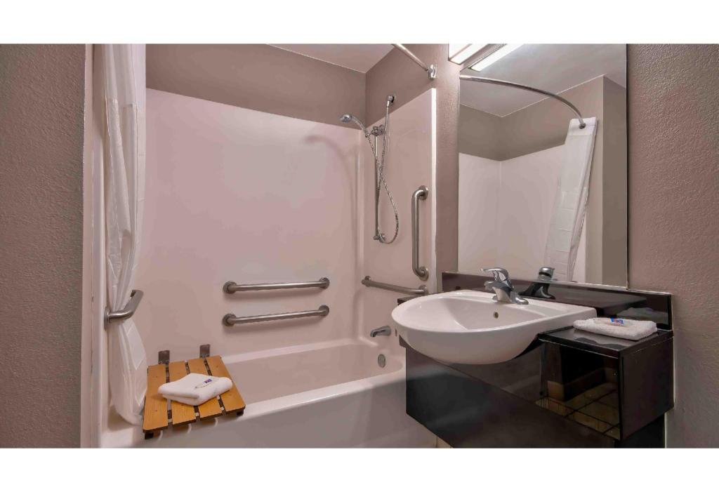 غرفة بسرير كينج لغير المدخنين بمطبخ، Studio6 Albuquerque, NM - Midtown 9/10