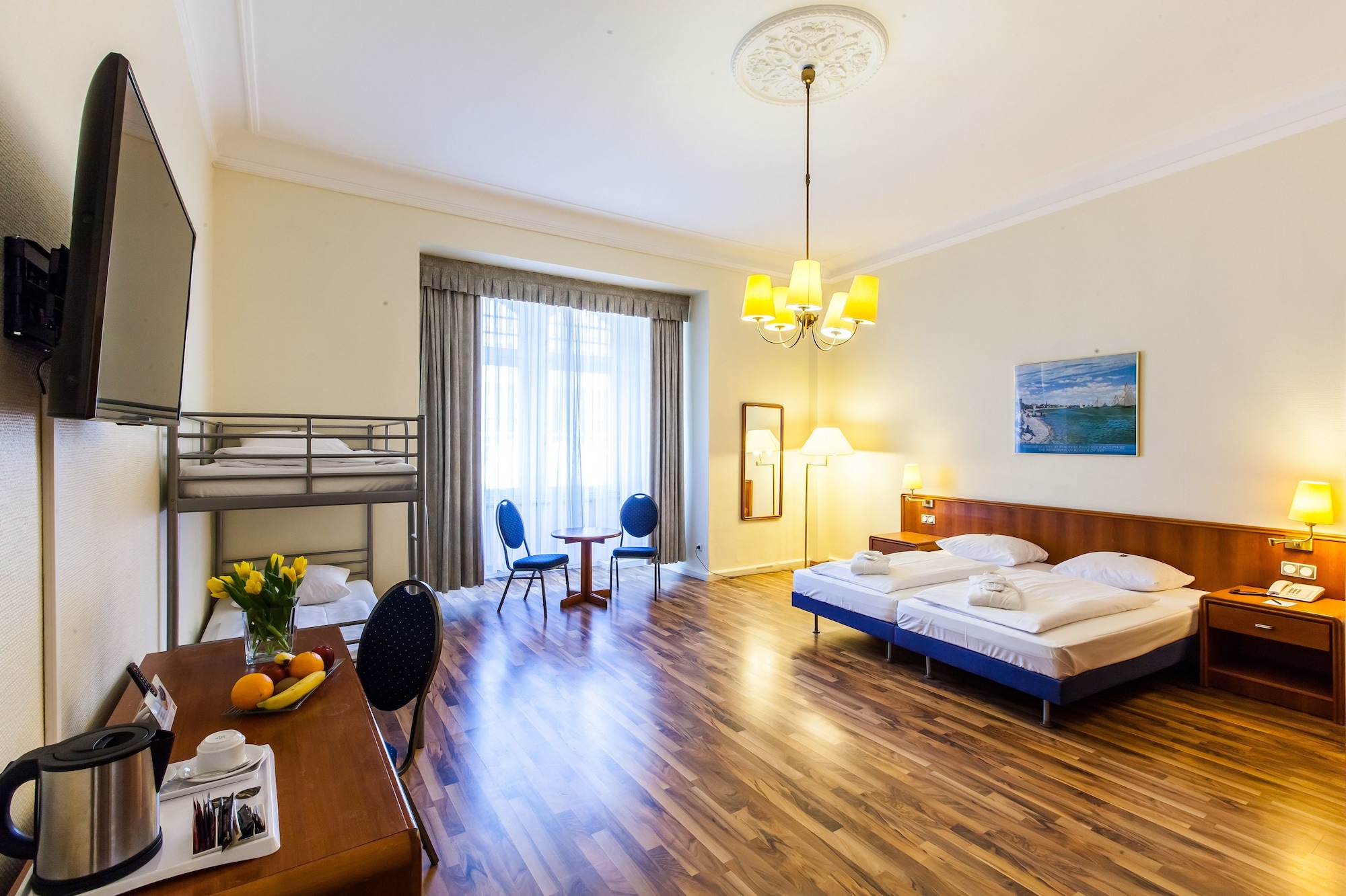 ROOM, QUADRUPLE, MULTIPLE BEDS