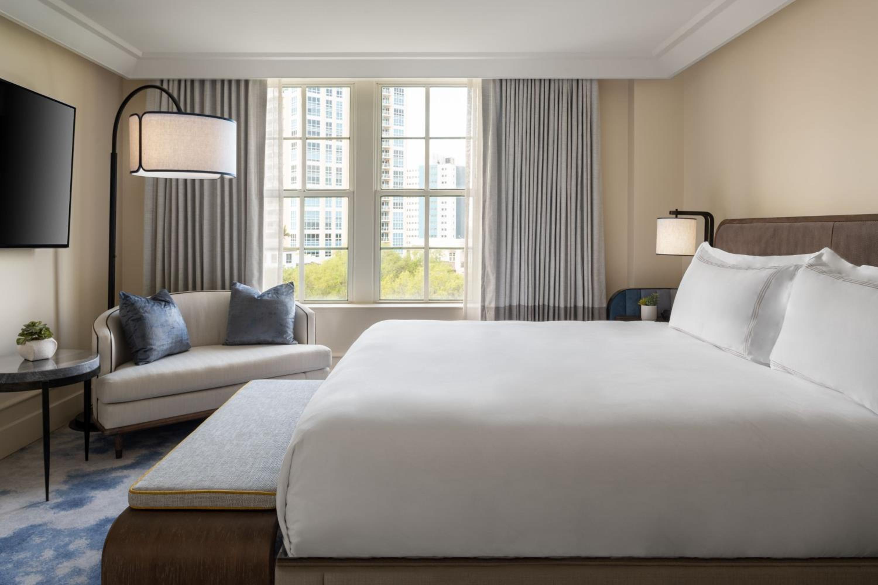 Studio, Suite, King Bed, Resort View, Corner