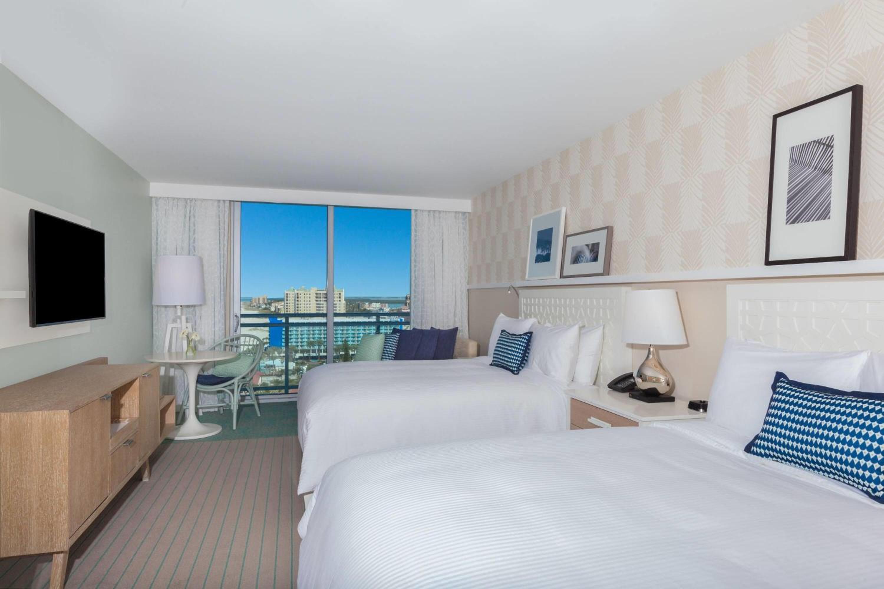 Grand, Deluxe, 2 Queen Beds, Partial Gulf View
