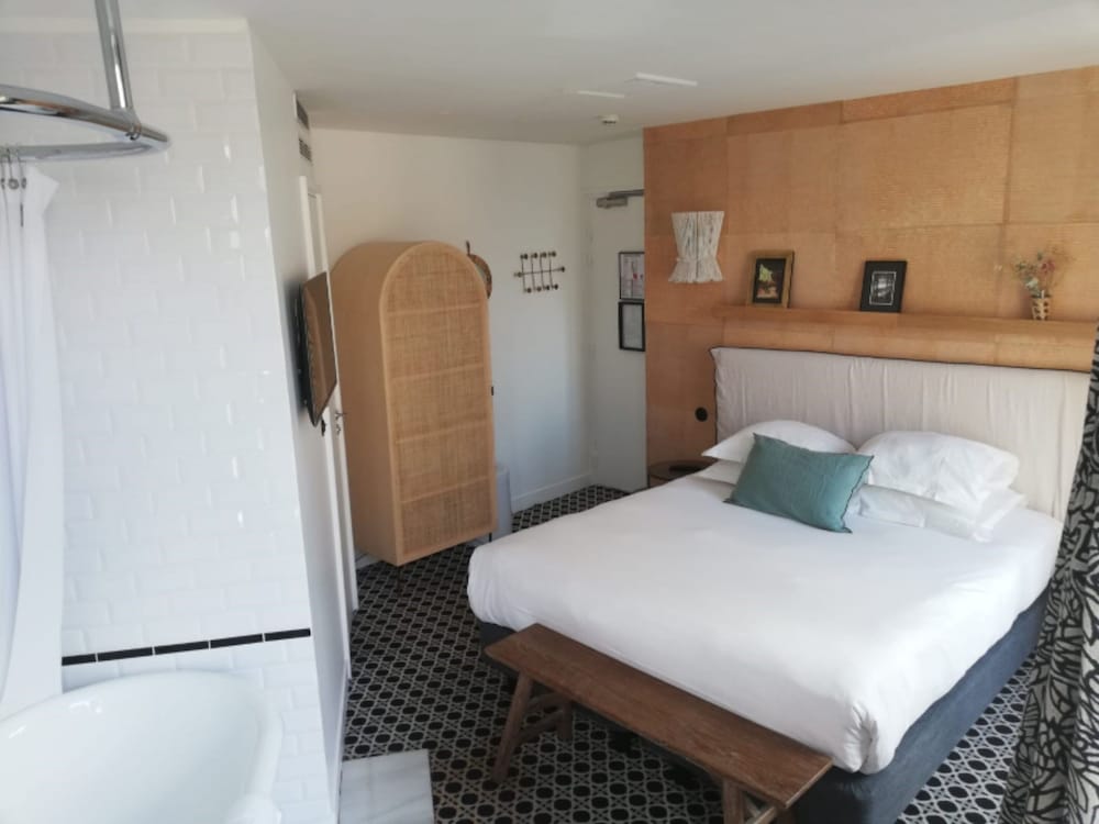 HOTEL EMILE 7/49