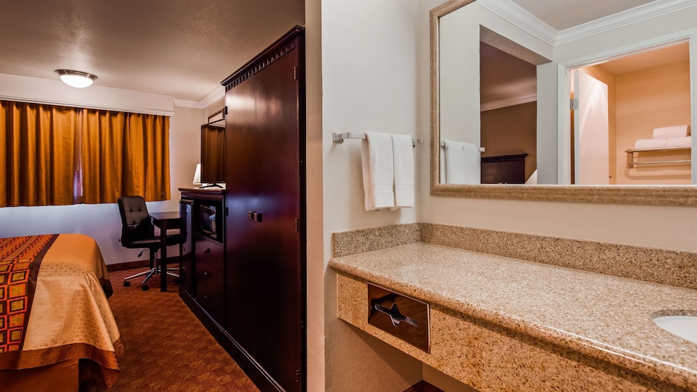 Lompoc Valley Inn and Suites 4/33